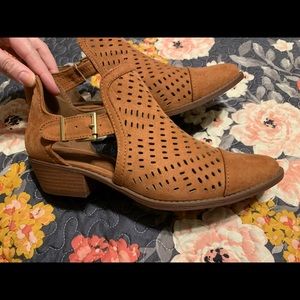 Womens size 9 shoes. I normally wear a 9 1/2 and they fit me.